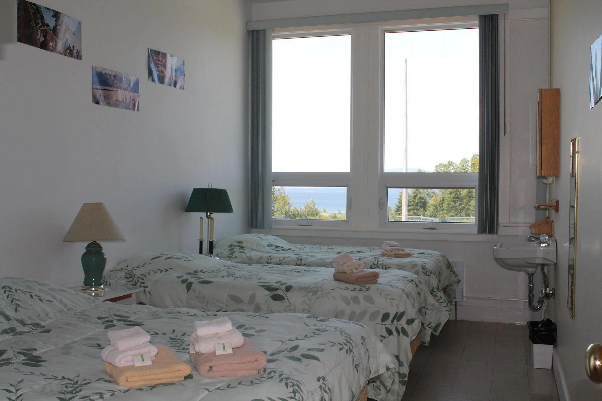 Auberge La Petite École de Forillon Gaspé Extérieur photo
