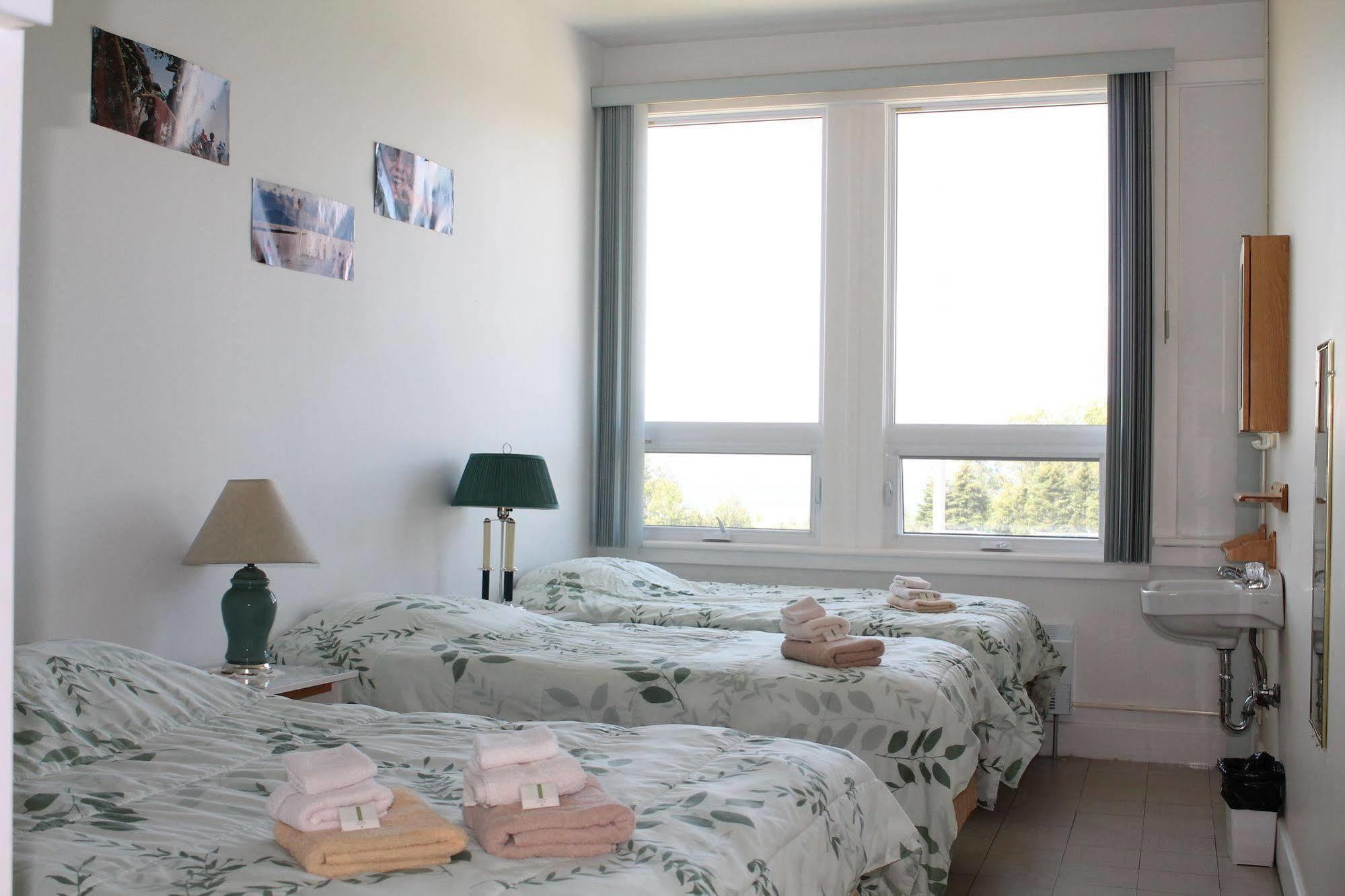 Auberge La Petite École de Forillon Gaspé Extérieur photo
