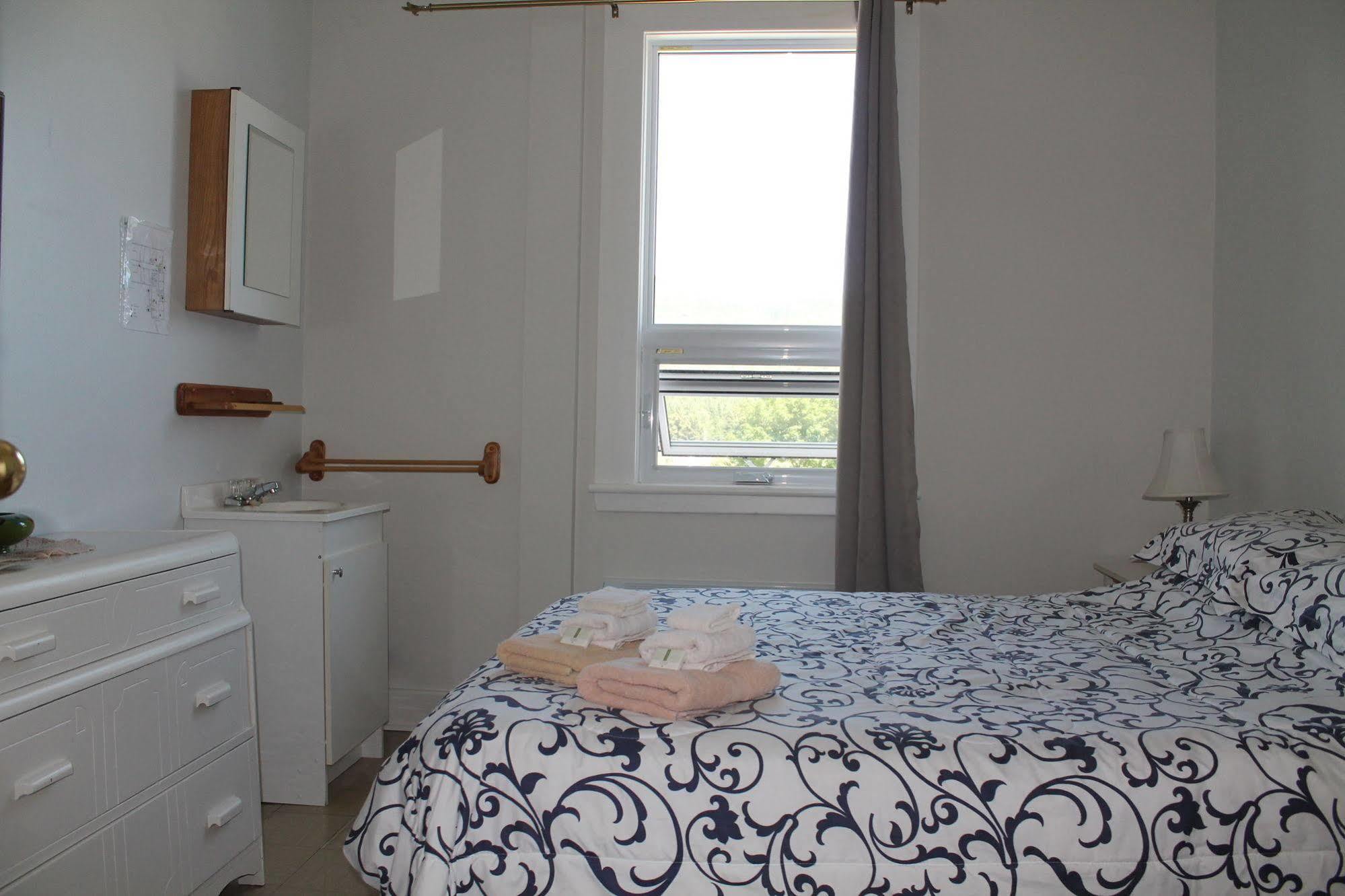 Auberge La Petite École de Forillon Gaspé Extérieur photo
